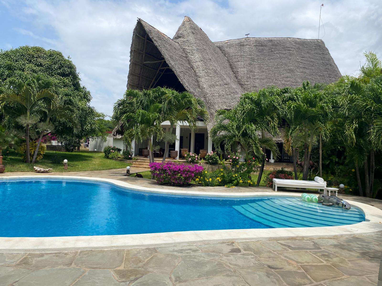 5-Bedroom Villa with Private Pool in Marine Park